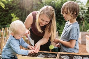 Mehr über den Artikel erfahren Gärtnern mit Kindern: Lernen durch Mitmachen statt Perfektion