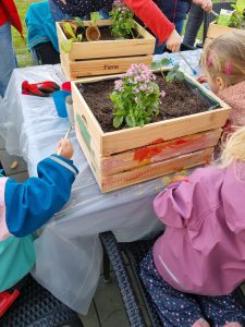 Mehr über den Artikel erfahren Mit Kindern gärtnern: Tipps, Pflanzen & einfacher Einstieg