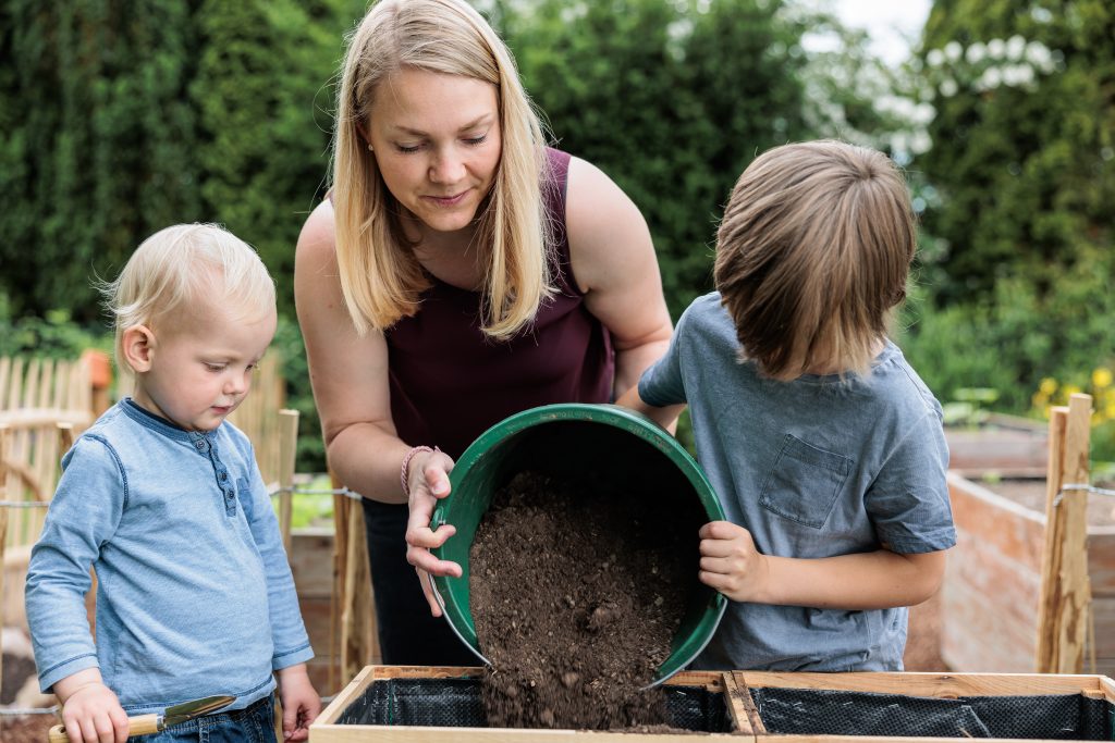 Hochbeet befüllen - gärtnern mit Kindern